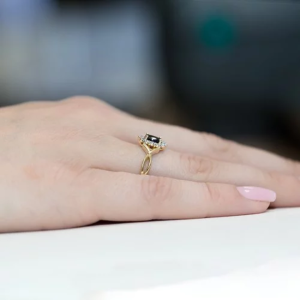 Złoty pierścionek z Szafirem 0,70ct i Diamentami próby 585. W-0182SZA